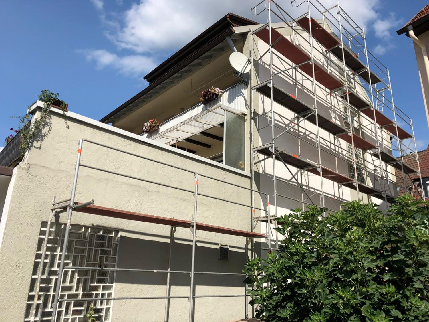 Frisch gestrichen — Fassade · Mehrfamilienhaus