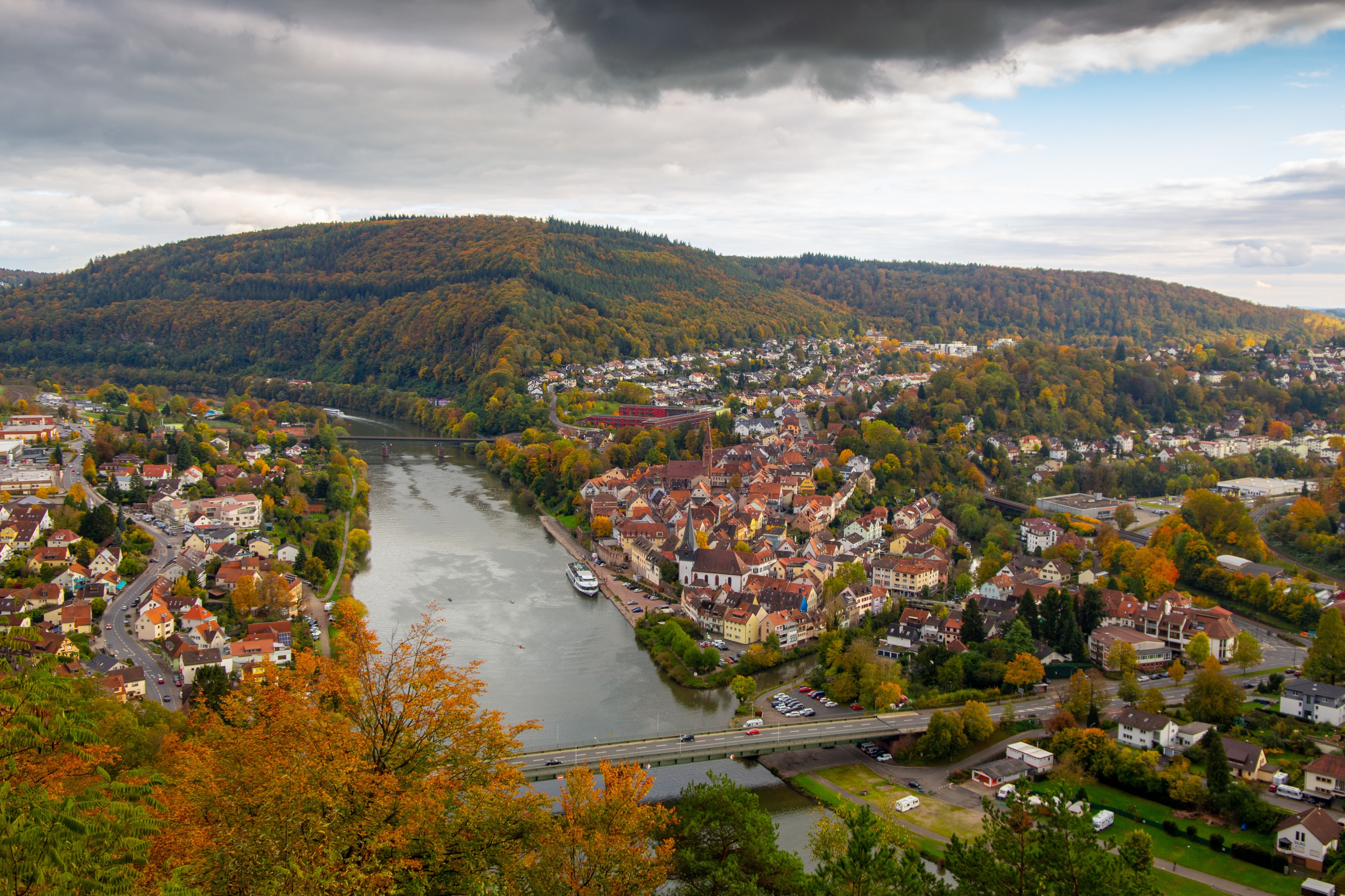 Blick auf Neckargemünd am Neckar — Altstadt, Brücke und bewaldete Herbsthügel